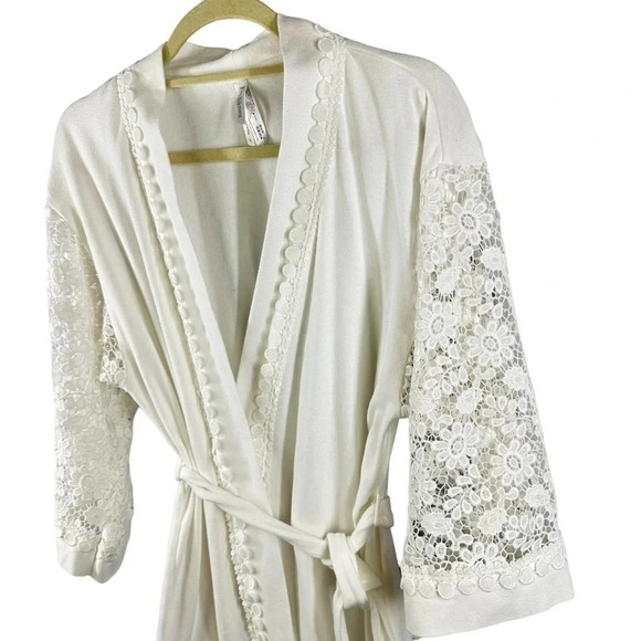 Flora Nikrooz Lana Robe Large Lace Sleeves - Picture 15 of 16